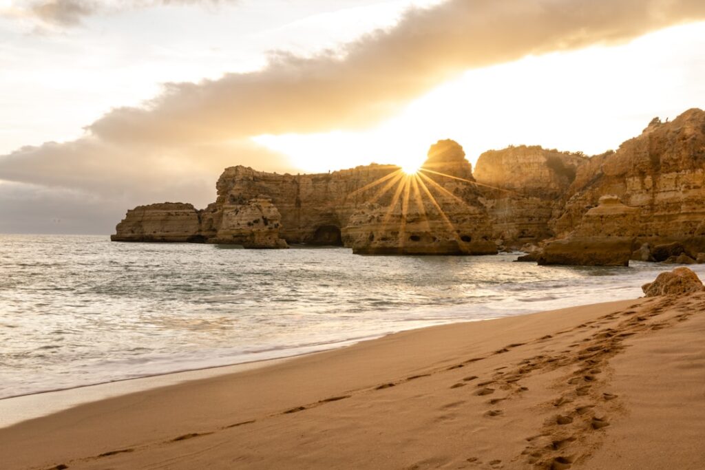 découvrez l'algarve, une région ensoleillée du sud du portugal, célèbre pour ses plages magnifiques, ses villages pittoresques et sa cuisine délicieuse. parfaite pour des vacances inoubliables entre mer et nature.