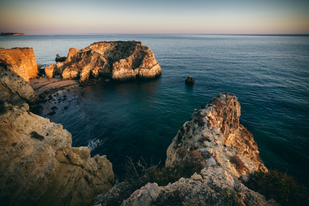 découvrez l'algarve, une région ensoleillée du portugal réputée pour ses plages magnifiques, ses villages pittoresques et sa cuisine délicieuse.