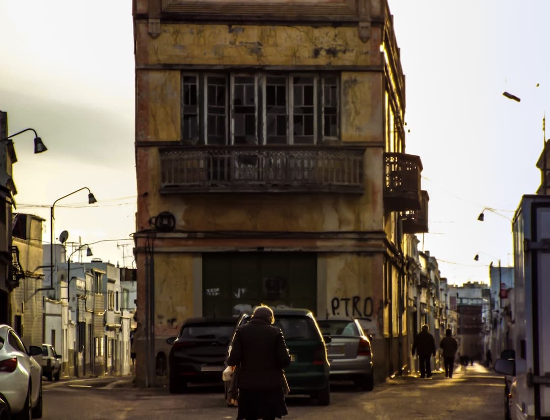 découvrez l'algarve, une destination de rêve au portugal, avec ses plages magnifiques, son climat ensoleillé et ses activités incontournables pour des vacances inoubliables.