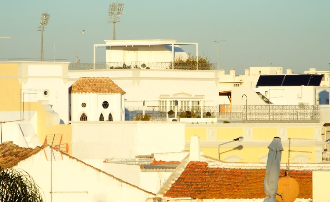 découvrez l'algarve, une destination idéale pour vos vacances avec ses plages paradisiaques, ses villages pittoresques et sa cuisine savoureuse.