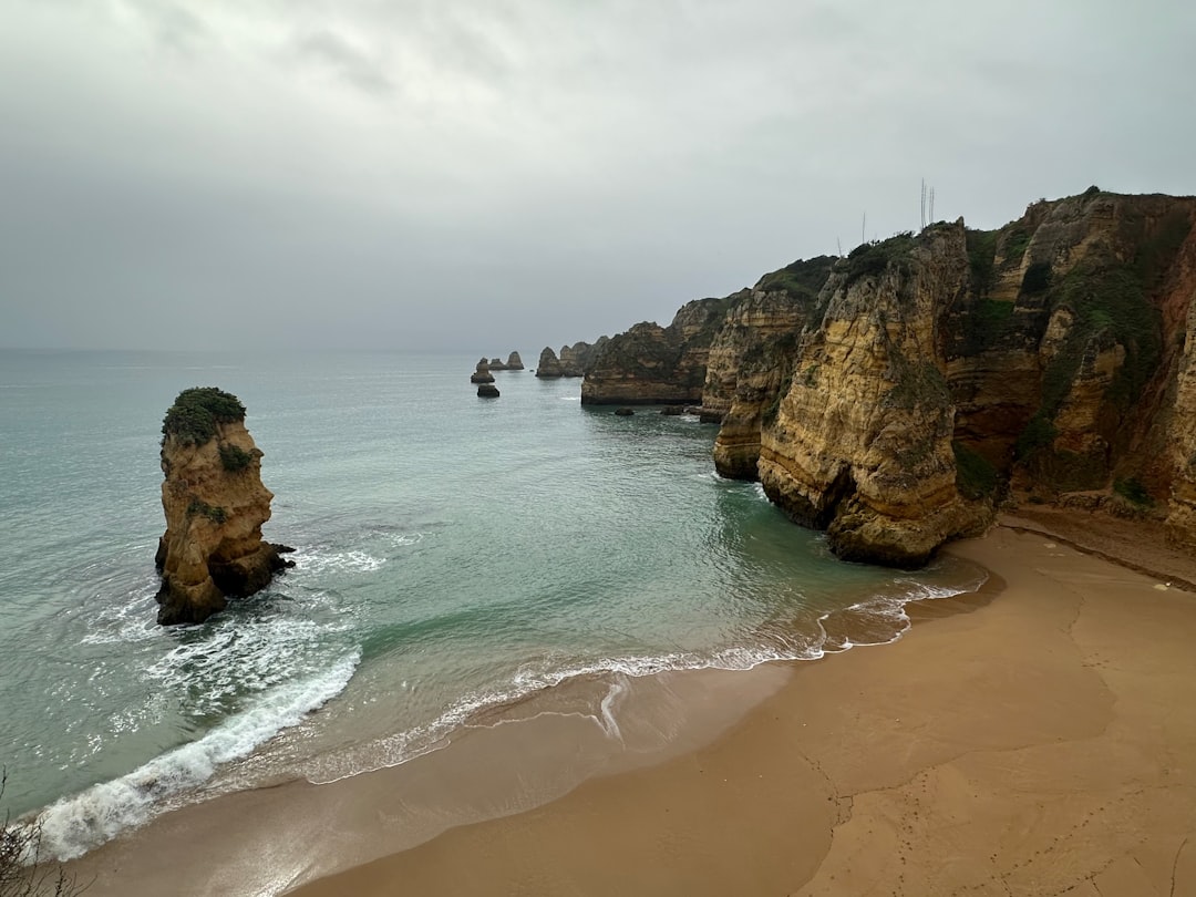 d&eacute;couvrez l'algarve en hiver : un paradis doux et ensoleill&eacute; pour des vacances paisibles, entre plages d&eacute;sertes, paysages naturels et charmants villages.