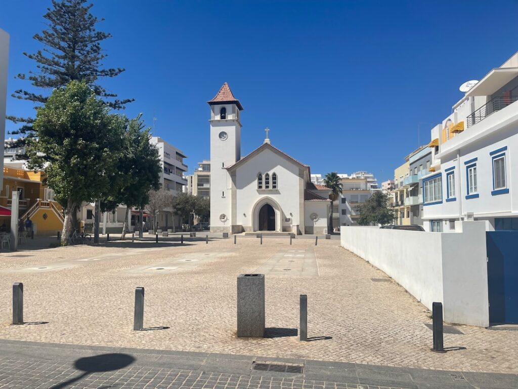 découvrez les meilleures places à visiter en algarve, une région magnifique du sud du portugal, célèbre pour ses plages dorées, ses falaises impressionnantes et ses villages pittoresques.
