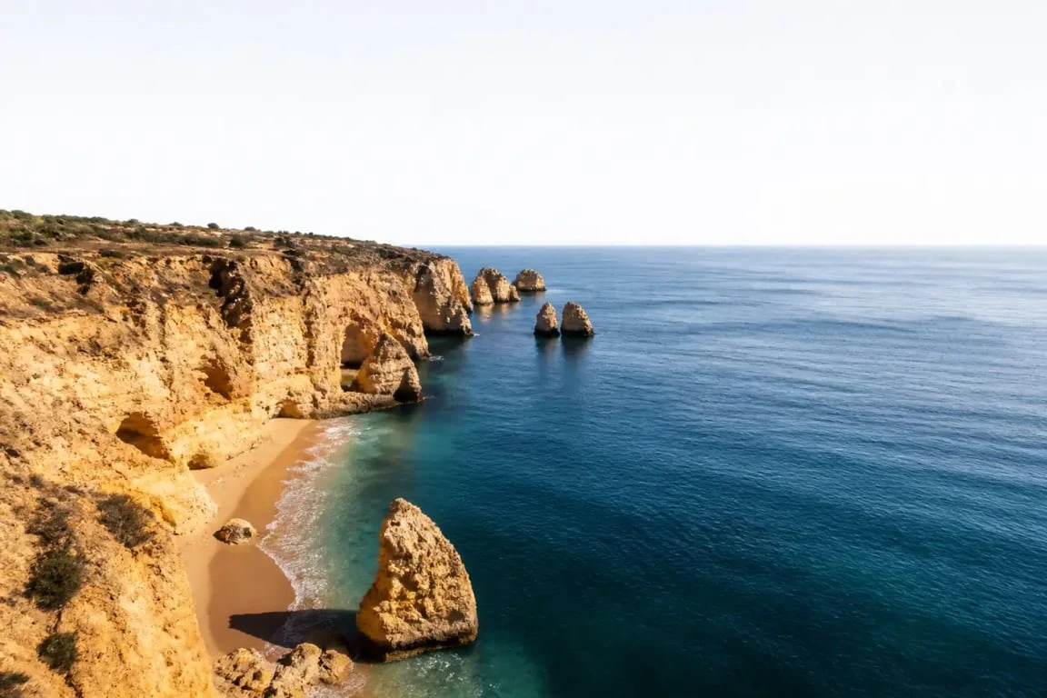 Visiter algarve en 3 jours : panorama des falaises ocre et de l’océan en Algarve