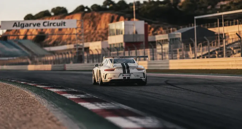 Algarve circuit à Portimão, voiture en action sur la piste