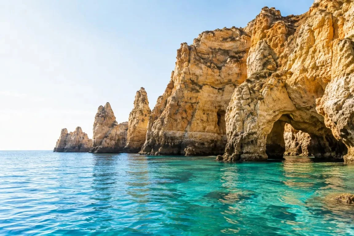 Côte portugaise de l'Algarve avec les falaises de Lagos